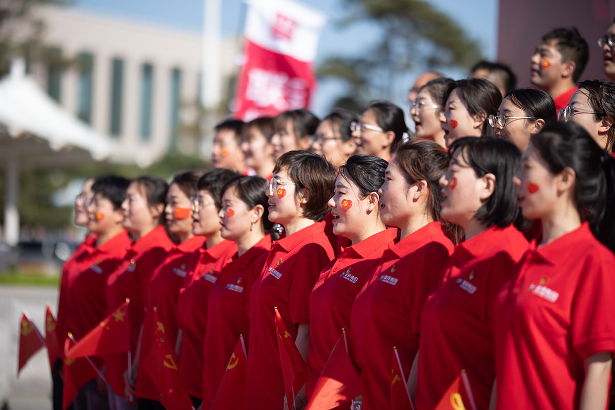 光耀先鋒·致敬力量—近200名黨員齊聚一堂,以唱紅歌的形式,致敬崢嶸歲月,獻禮百年征程,歌唱美好新時代,慶祝建黨100周年