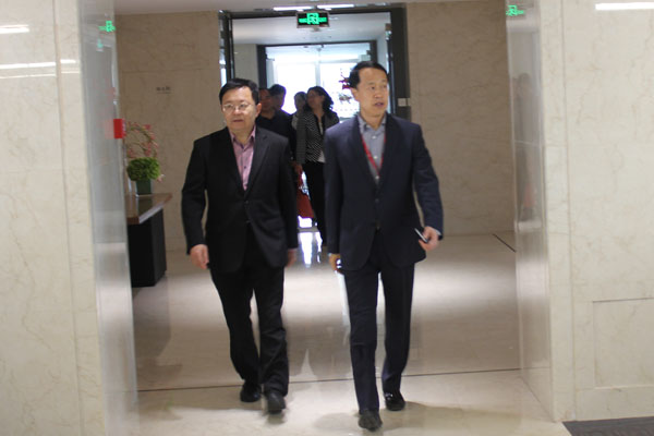 山東大學(xué)（威海）黨委書記仝興華一行來聯(lián)橋集團參觀考察