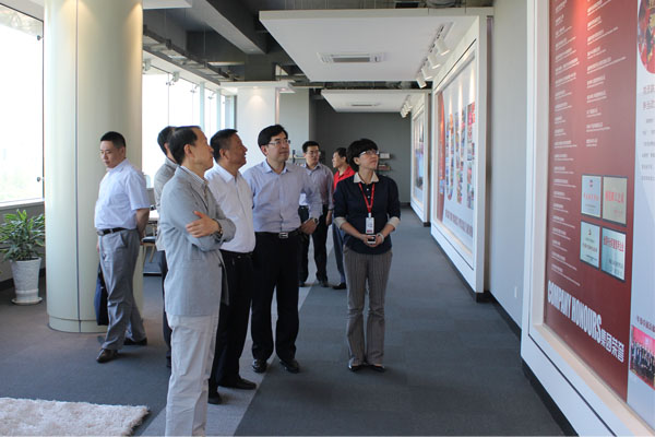 省總工會副主席王星海一行來聯(lián)橋集團考察調(diào)研