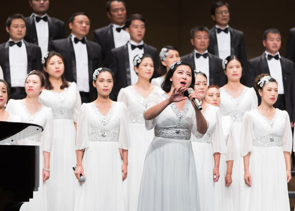 聯橋藍色暢想合唱團在威海市紀念中國工農紅軍長征勝利80周年合唱音樂會傾情演唱(圖4)