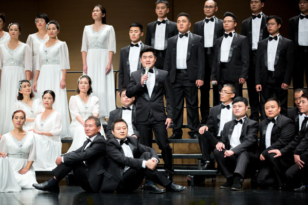 聯橋藍色暢想合唱團在威海市紀念中國工農紅軍長征勝利80周年合唱音樂會傾情演唱(圖8)