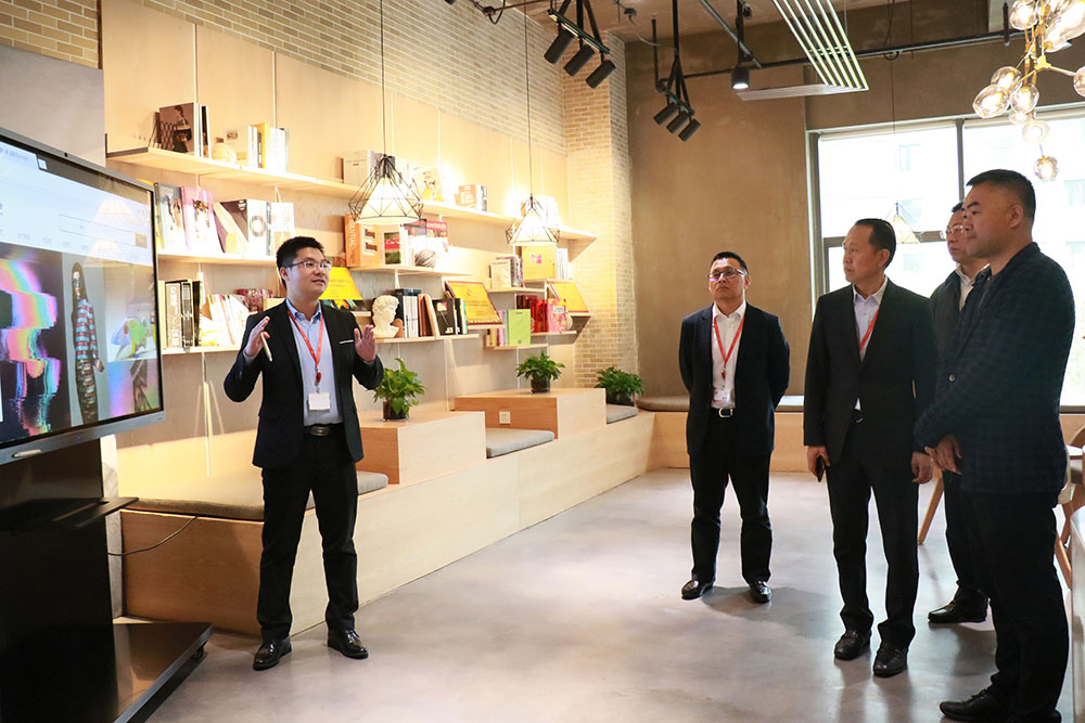 中國服裝設計師協會主席張慶輝到聯橋集團參觀調研