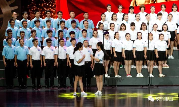 聯(lián)橋藍色暢想合唱團榮獲“喜迎十九大·地級威海市成立三十周年全市職工大合唱”一等獎(圖2) 聯(lián)橋藍色暢想合唱團榮獲“喜迎十九大·地級威海市成立三十周年全市職工大合唱”一等獎(圖2)