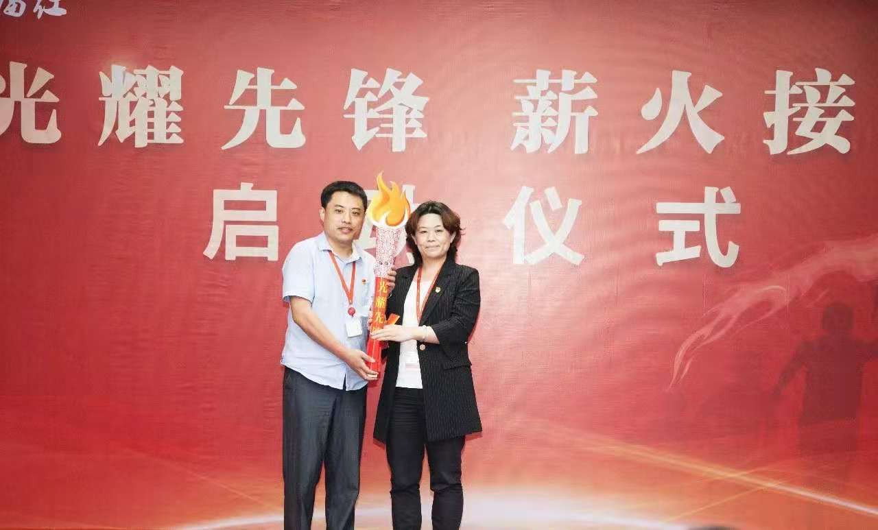 光耀先鋒 薪火接力 傳遞先鋒精神,踐行黨員使命,開拓全新事業 趙春遐—祁建英